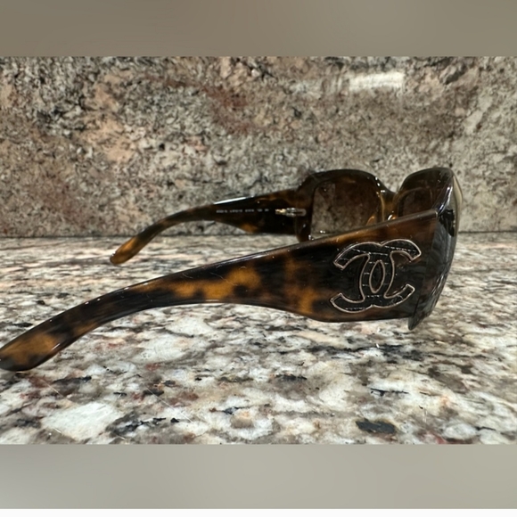 Chanel Tortoise Shell Sunglasses - Picture 4 of 12